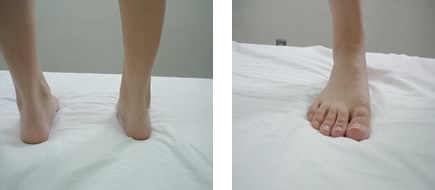 中間位（内にも外にも足部が回ってない状態）